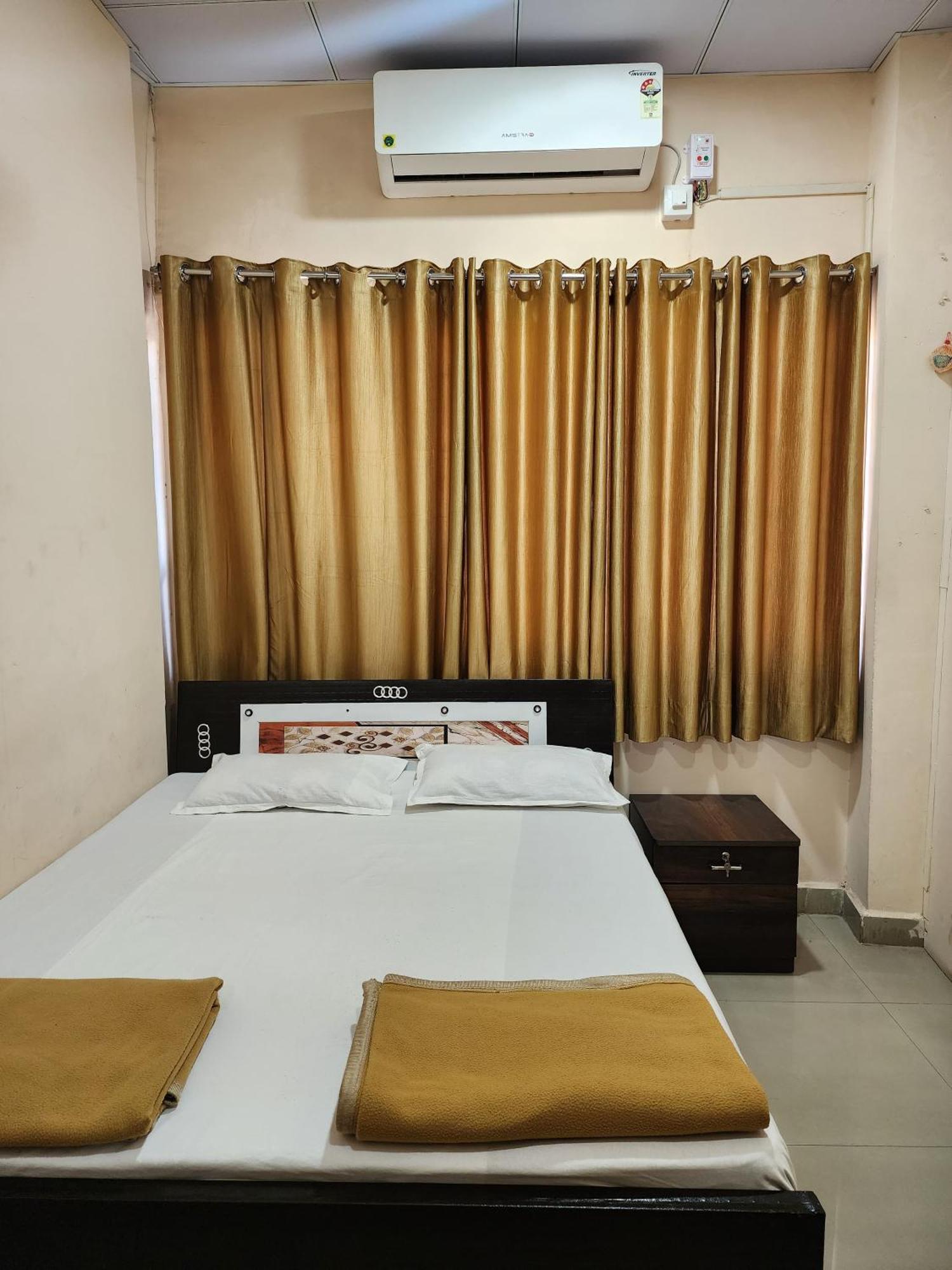 Hotel Diamond Ac Dormitory And Guest House Surate Exterior foto