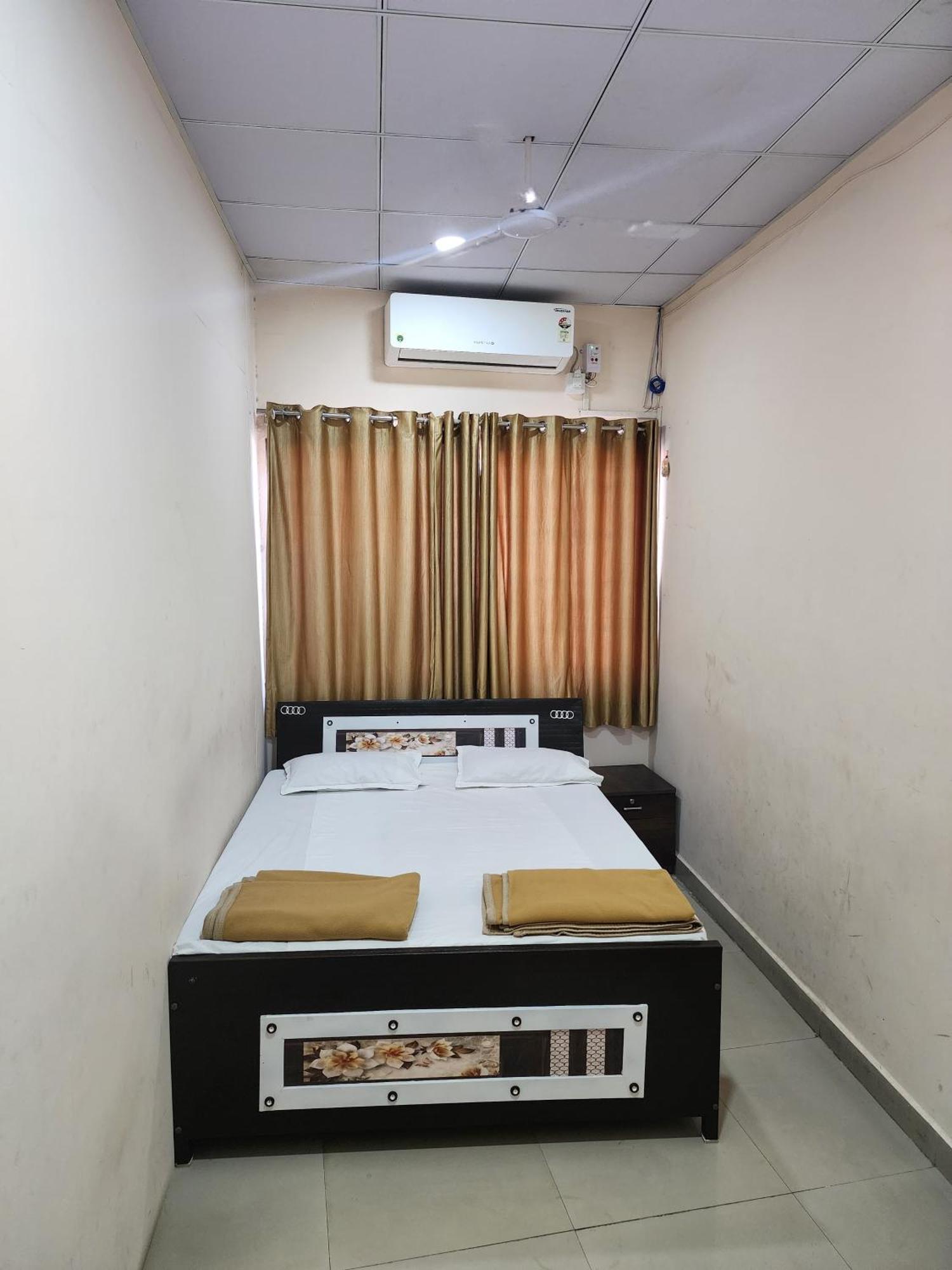 Hotel Diamond Ac Dormitory And Guest House Surate Exterior foto