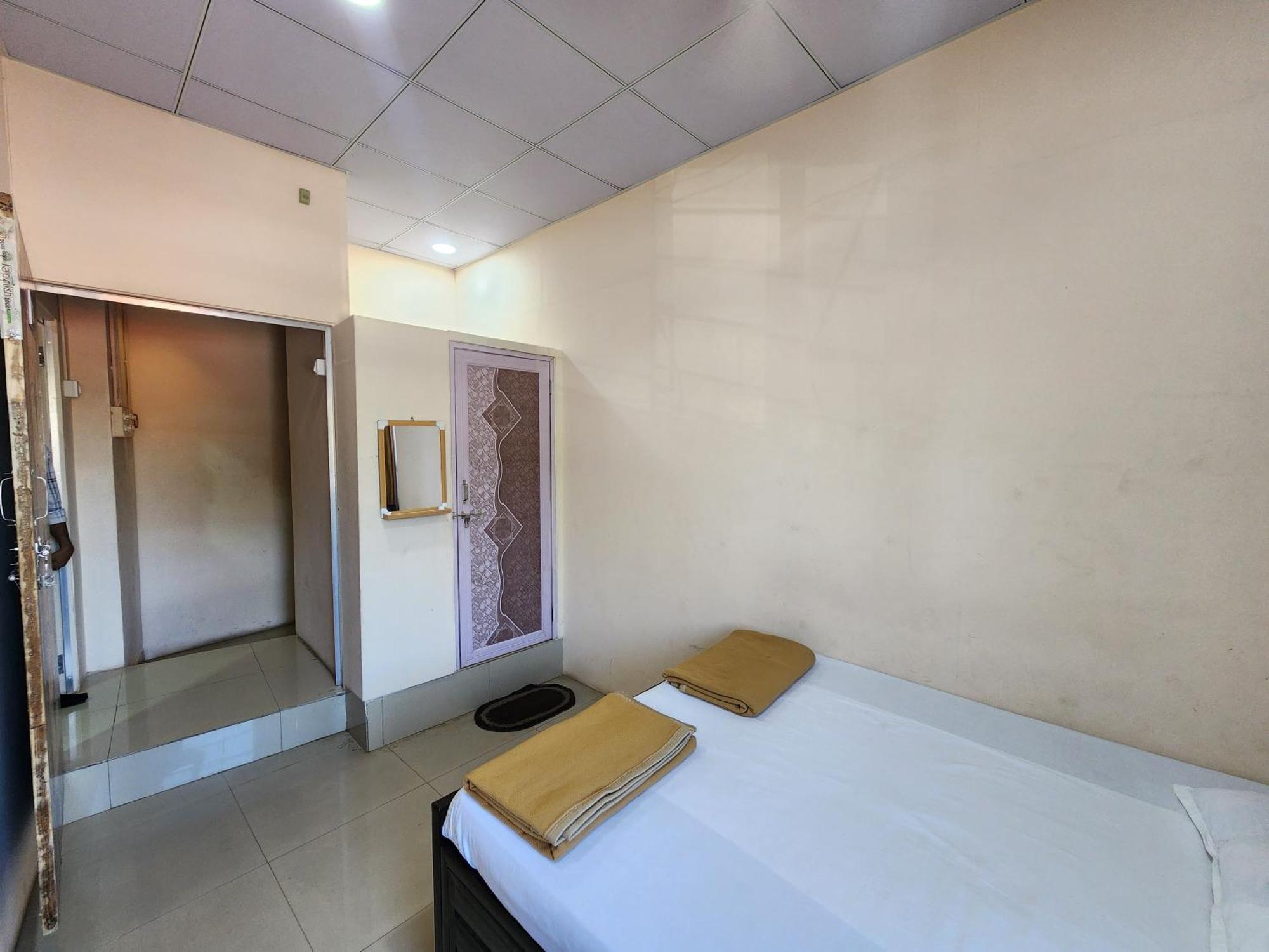 Hotel Diamond Ac Dormitory And Guest House Surate Exterior foto
